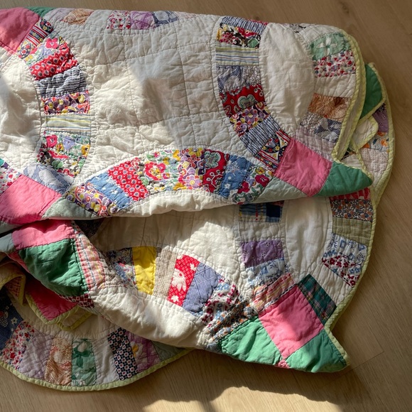 Vintage Handmade Double Wedding Ring Patchwork Quilt 84x64 Feedsack Fabrics - Picture 11 of 16